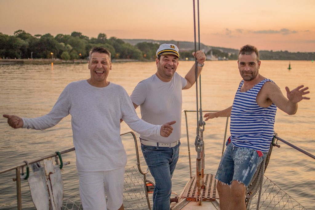 Весела групова снимка на гости по време на юбилейно празненство във Варна.