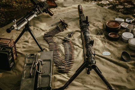 Оръжия и боеприпаси на полето.