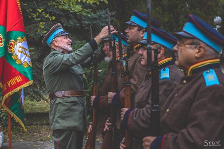Строева подготовка със знамена.