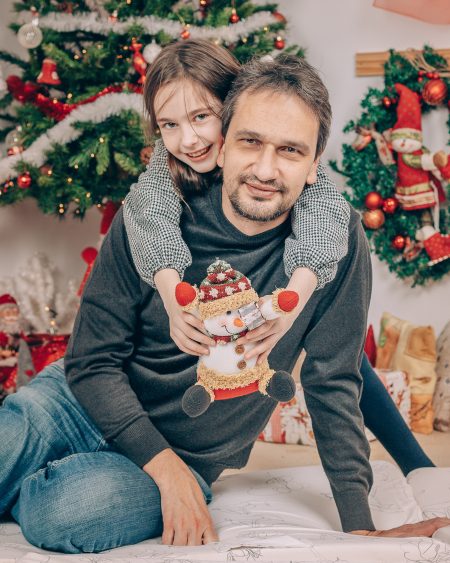 Баща и дъщеря за коледа.