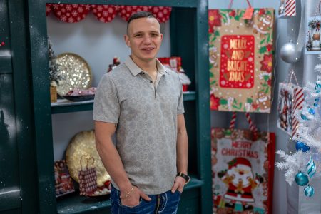 Мъжки портрет в коледен декор.