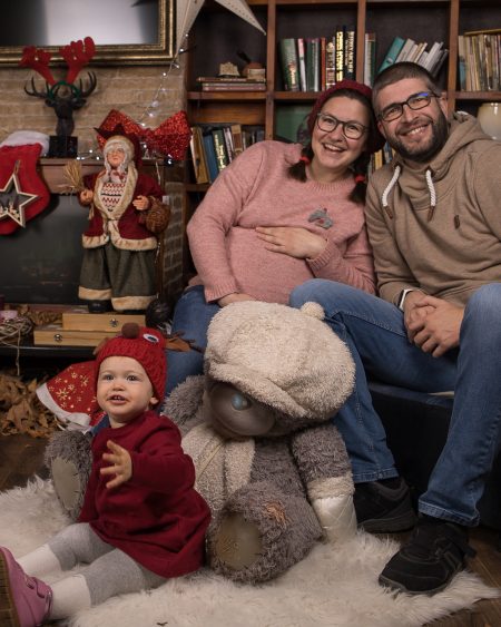 Родители с бебе за коледа.