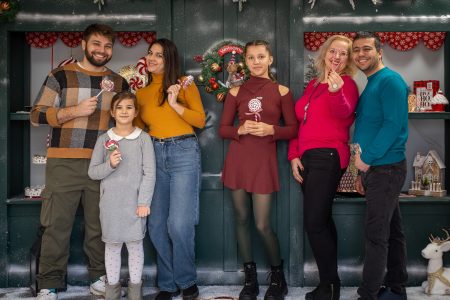Семейство пред коледна витрина.