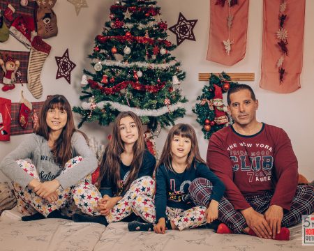 Семейство с коледни пижами.