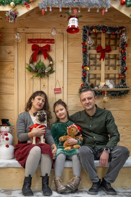 Семейство в дървения коледен декор.