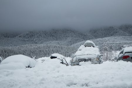Автомобили под дълбок сняг.