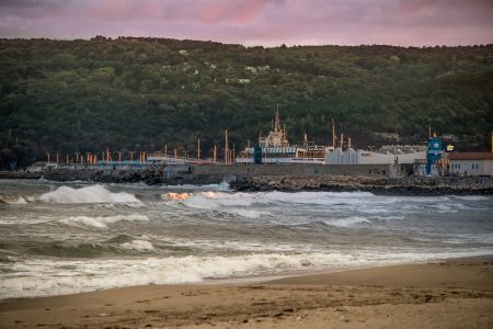 Бурно море край пристанище.
