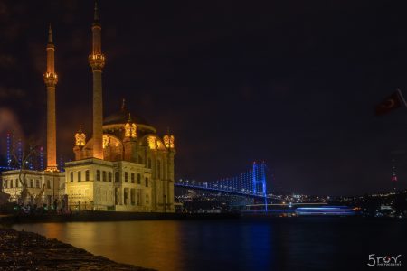 Джамия и осветен мост.