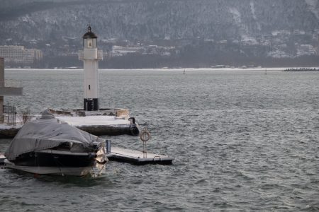 Фар в зимното пристанище.