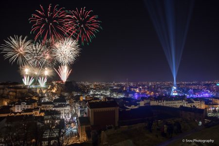 Фойерверки над града.