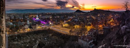 Градът след залез.