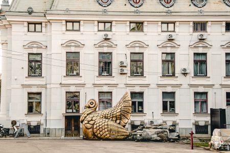 Градска фасада с метална птица.