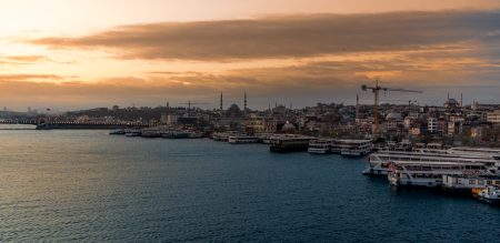 Истанбулско пристанище по залез.