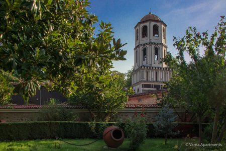 Камбанария в зелен двор.