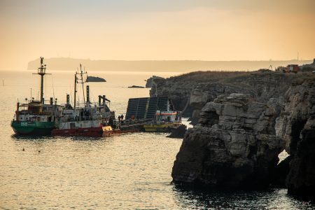 Кораби между морски скали.