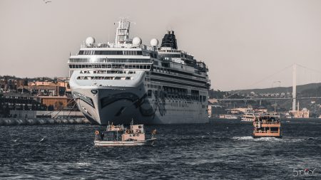Круизен кораб в босфора.