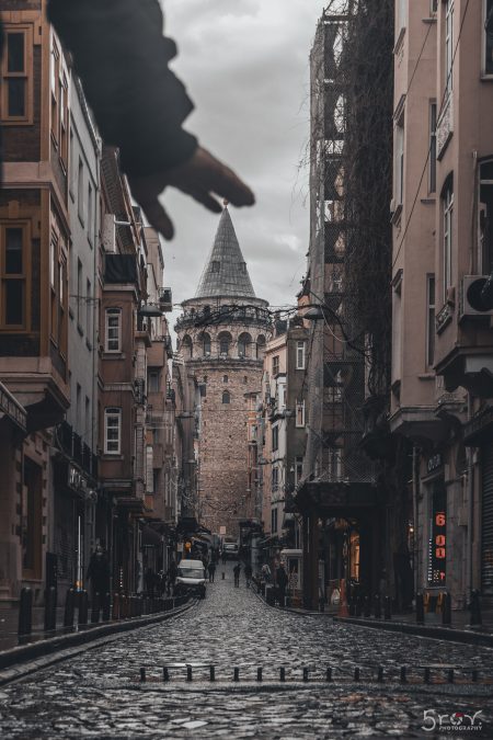 Кулата галата в улична рамка.