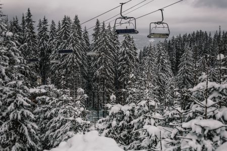 Лифт над заснежена гора.
